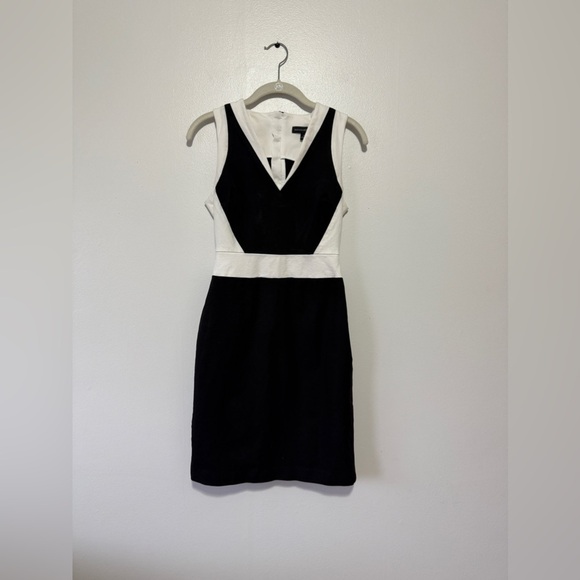 Banana Republic Dresses & Skirts - Banana Republic Black Fitted Dress sz 4 White trim Sleeveless Stretch V-Neck